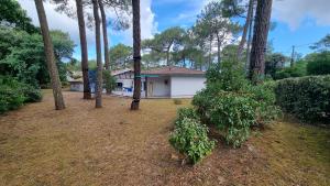 Villas Villa Tre les Pins, 7 chambres, a 100m du LAC DE LACANAU : photos des chambres