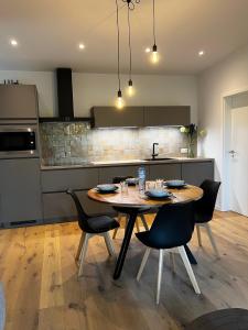 Holiday House Nature