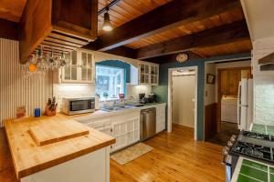 Mollys Treehouse By Hauserman Rentals