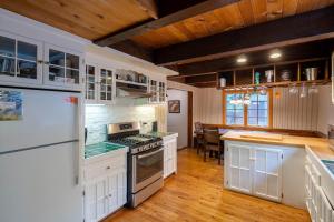 Mollys Treehouse By Hauserman Rentals