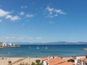Apartment near Riells Beach with Sea Views