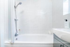 Spacious 4 Bedroom Home, Pool Table, Long Stay Friendly