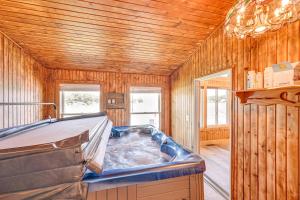 Indoor Hot Tub Large Family Haven on Sylvan Lake