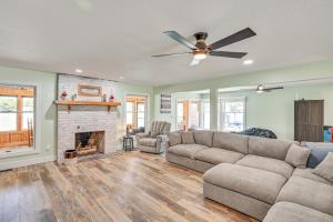 Indoor Hot Tub Large Family Haven on Sylvan Lake