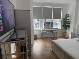 Southend Apartment With Parking, Private Garden and Beach Side Location