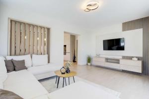 By The Lakeside Apartment