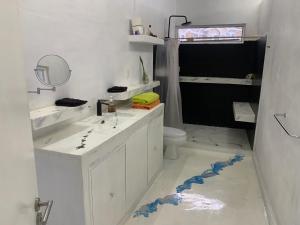 Casa sola con alberca y vista al lago