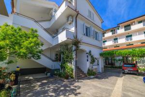 Apartments Anica J - 3hvězdičkové hotely ve městě Lopar