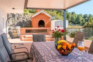 Apartments Sinovcic with terrace & sea view, 4 min walk to the beach