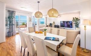 Apartments Sinovcic with terrace & sea view, 4 min walk to the beach