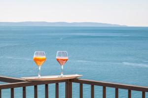 Apartments Sinovcic with terrace & sea view, 4 min walk to the beach