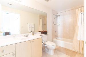 Lovely 2 bedrooms 2 bathrooms Apt, Sleeps 4, Split King bed, Free Parking, Pet OK