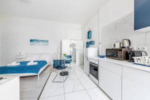 Margaret Ave 26 Stylish Studio AC Smart TV