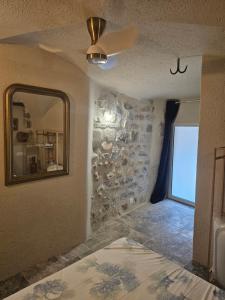 Maisons d'hotes Nid Mineral - Suite voutee de charme au coeur de Vallon Pont d-Arc : photos des chambres
