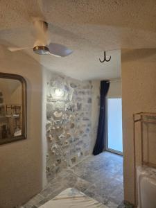 Maisons d'hotes Nid Mineral - Suite voutee de charme au coeur de Vallon Pont d-Arc : photos des chambres