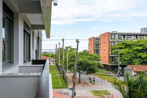 Apto c churrasqueira 150m da praia Jurerê RAN203