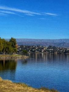 Cómoda y Espaciosa Casa Céntrica Frente al Lago San Roque - Carlos Paz