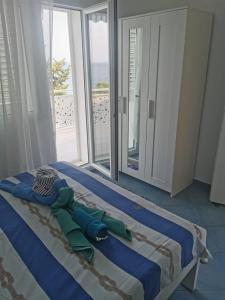 Apartments by the sea Murter - 5125