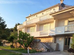 Apartments with parking space Rab - 24682 