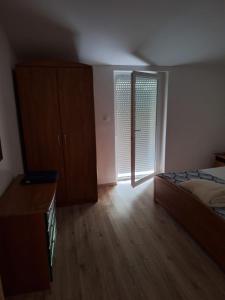 Apartments with parking space Rab - 24682