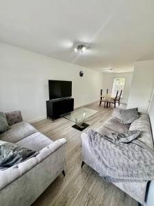 Newly refurbed 3 bed home 15mins to Edin city