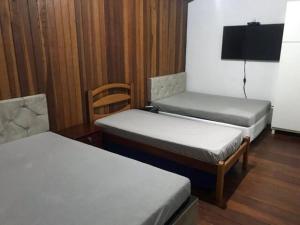 Piscina aquecida, 3 dorms ar condicionado, Cervejeira e Bilhar, a 500 metros do Mar