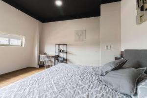 506 Great Location AC 1Bdrm 1bath apt Rooftop