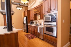 Luxurious Downtown Condo by Georgia St