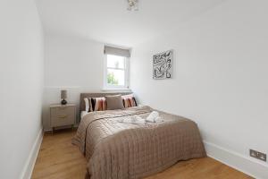 Holland Park 2 Bedroom Apartment