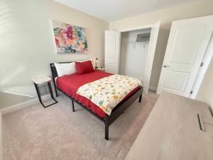 Shadow Lakes Retreat~Central location to Beaches, Golfing, Southport Ferry