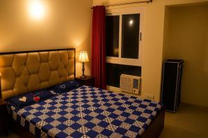 Couple friendly room with ac, comfy bed and private window view