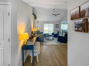 Shadow Lakes Retreat~Central location to Beaches, Golfing, Southport Ferry