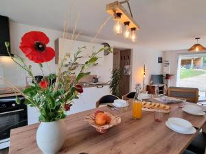 Maisons de vacances Gite renove avec Wi-Fi, jardin et animaux acceptes a La Versanne - FR-1-496-369 : photos des chambres