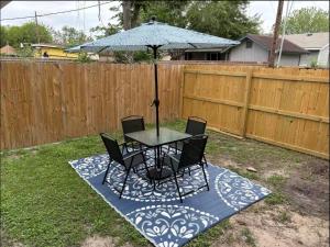 1 BR 1 Bath Airport SpaceX LNG WashDry Yard Patio Pets