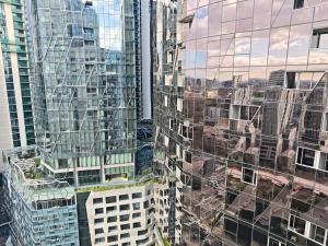 2BR City Escape-Stunning Views-Walk to Everything