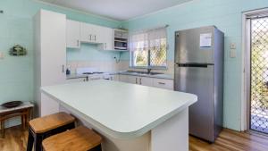 First floor unit close to shops, park and waterfront!