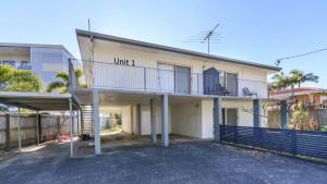 First floor unit close to shops, park and waterfront!