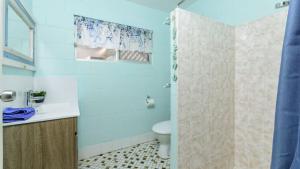 Charm and Comfort in this Ground floor unit with water views! Welsby Pde, Bongaree