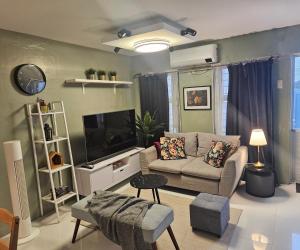 Cozy Home Deca Clark