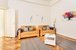 Peaceful Palace Apartment