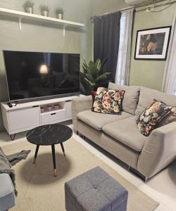 Cozy Home Deca Clark