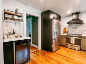 The Gold Haus-Spacious Luxurious Historic Home-2 Blocks to DT!