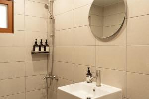 Spacious Hongdae Group Stay 3BR, 2BA, 5 Queen Beds