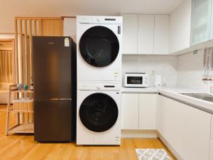 Spacious Hongdae Group Stay 3BR, 2BA, 5 Queen Beds