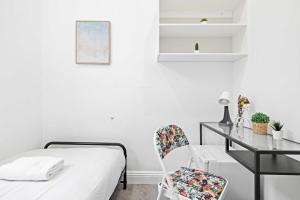 Quiet Single Room in Central Kensington Location - External Kitchen or Bathroom Access