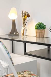 Quiet Single Room in Central Kensington Location - External Kitchen or Bathroom Access