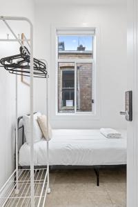 Quiet Single Room in Central Kensington Location - External Kitchen or Bathroom Access