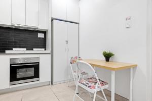 Quiet Single Room in Central Kensington Location - External Kitchen or Bathroom Access