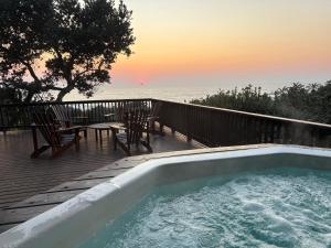 Bon-up-a-Tree log house with jacuzzi ocean views, south coast Kwa Zulu Natal