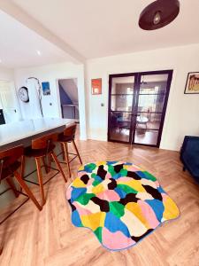 Stylish 4-Bed Home with Ensuites, Garden & Parking